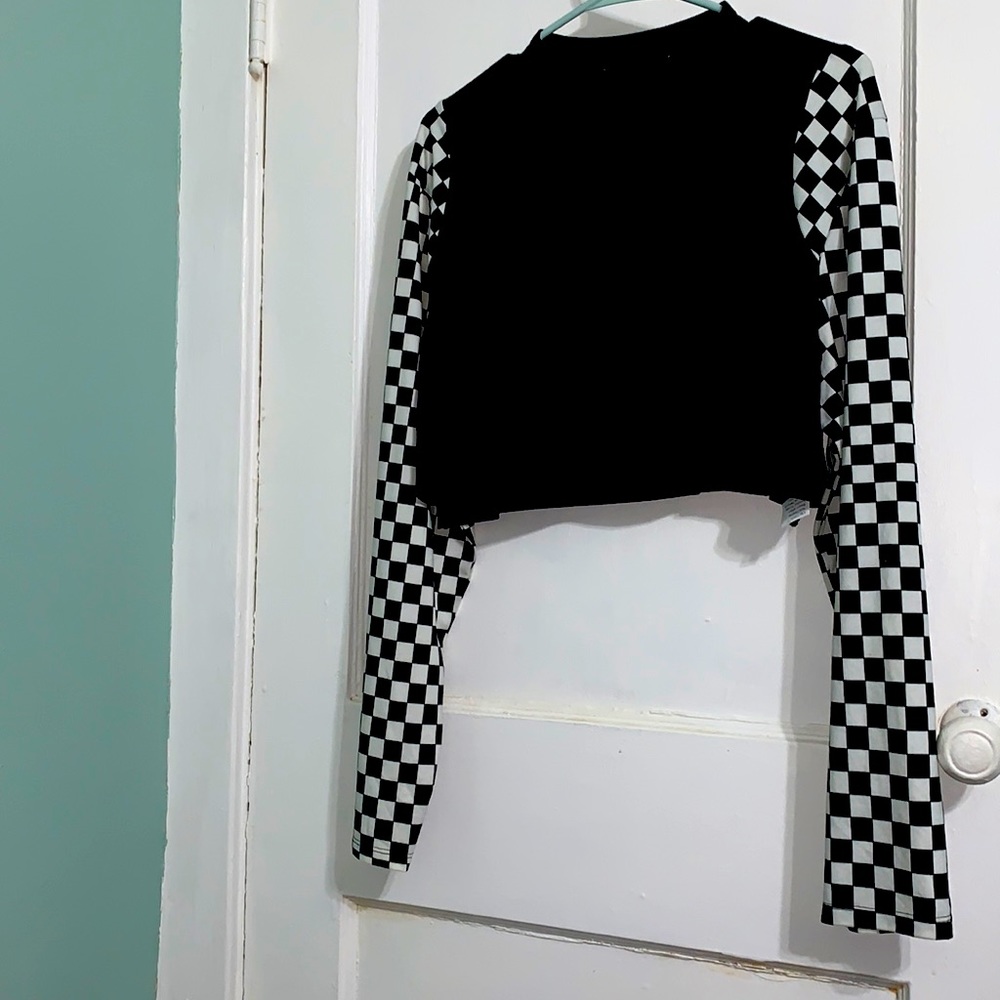 B & W cropped long sleeve t-shirt from SHEIN